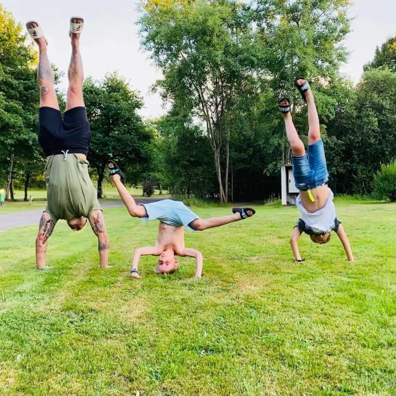 🤸‍♂️ WEEK-END 🤸🏻
Déjà le week-end… et bientôt le début de la saison 2023 ! 
Already the weekend... and soon the beginning of the 2023 season! 
📷 @the_briggers_we_camp ✌️
#valdebonnal #campingvaldebonnal #openingsoon #saison2023 #familyholiday #familycamping #franchecomte