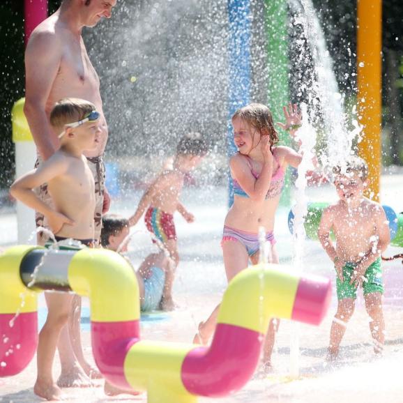 💦 SPLASH 💦 
Un petit tour dans le Splash Park pour se rafraîchir ? 
A quick trip to the Splash Park to cool off?
#campingvaldebonnal #valdebonnal #splashpark #kidscamping #5starcamping #france