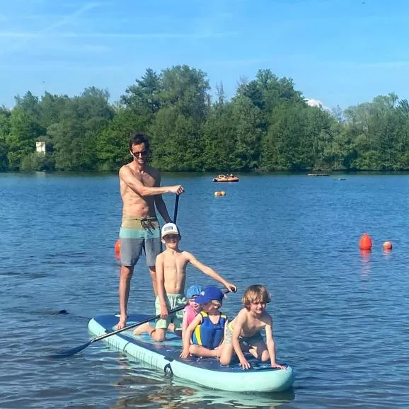 😎😎
Cruising on the lake @campingvaldebonnal 
#valdebonnal #campingvaldebonnal #pentecote #familytime #kidscamping #franchecomte
