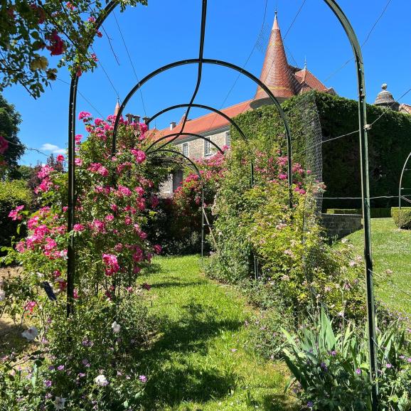 🌺🪷🌸🌹
Vous cherchez une activité pour ce dimanche 4 juin ? Venez visiter les jardins d’exception du Château de Bournel. Deux visites guidées vous sont proposées à 14h30 et 15h45, par les propriétaires du 🏰 
Looking for an activity on this Sunday 4 June? Come and visit the exceptional gardens of the Château de Bournel. Two guided tours are offered at 2.30 pm and 3.45 pm, by the owners of the 🏰 
#campingvaldebonnal #valdebonnal #familyactivities #franchecomte #gardenvisit