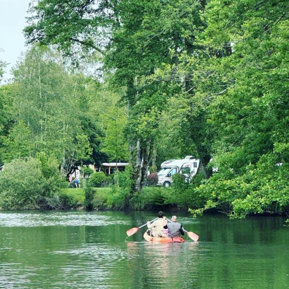 🛶 
Que les vacances allemandes commencent ! Au programme du week-end: 🛶, 🌞, 🏊‍♂️, 🎣, 🚲 et autres réjouissances 
Let the German holidays begin! The weekend’s programme: 🛶, 🌞, 🏊‍♂️, 🎣, 🚲 and other delights 
#campingvaldebonnal #valdebonnal #naturecamping #kidscamping #holiday #pentecote #franchecomte